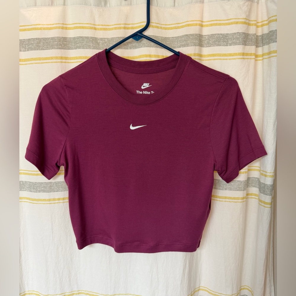 The Nike Tee Women's Crop Top